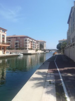 Sur le quai de port fréjus